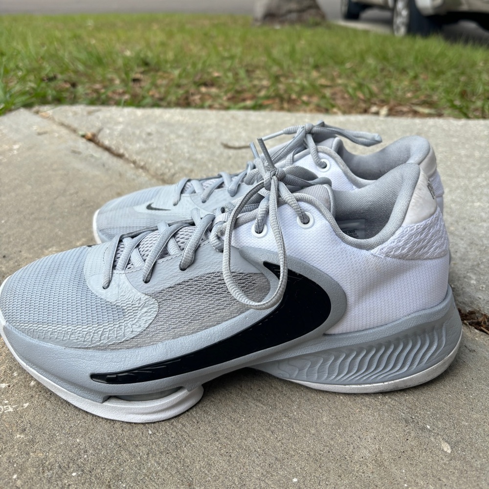 Giannis Zoom Freak 4 Size 7